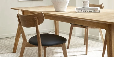 noak.jpg Spisebordsstol i træ med polstret sæde i sort