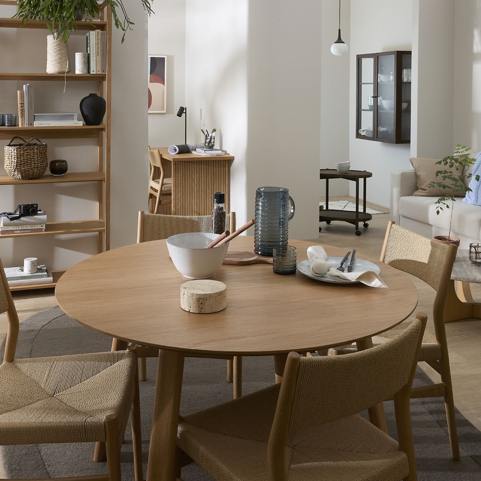 Runt matbord i trä med matstolar och massor av mysiga detaljer