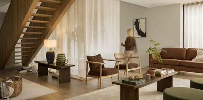 Inblick i vardagsrum i varma och mörka färger