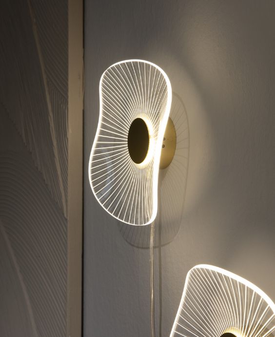 Vägglampor i organisk form hängande på vägg.