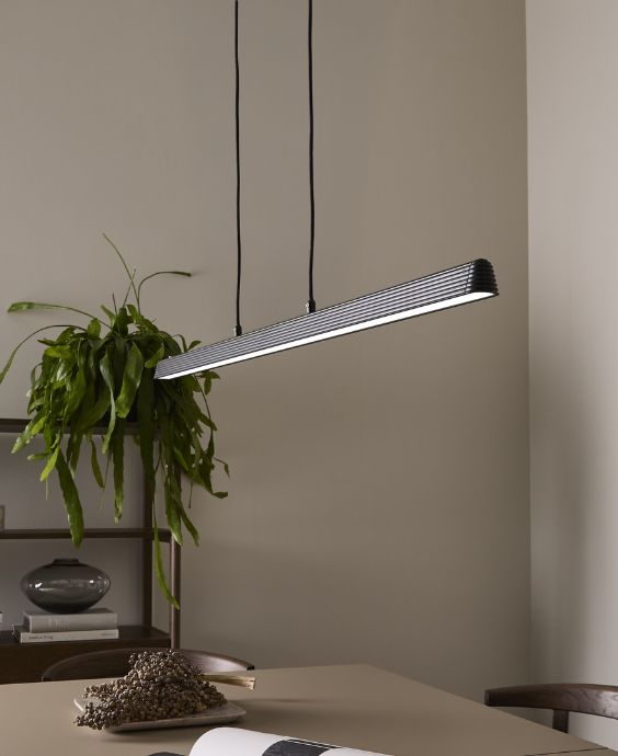 Långbordspendel i svart hängande över bordet.