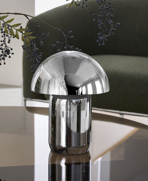 Bordslampa med kupolform i krom