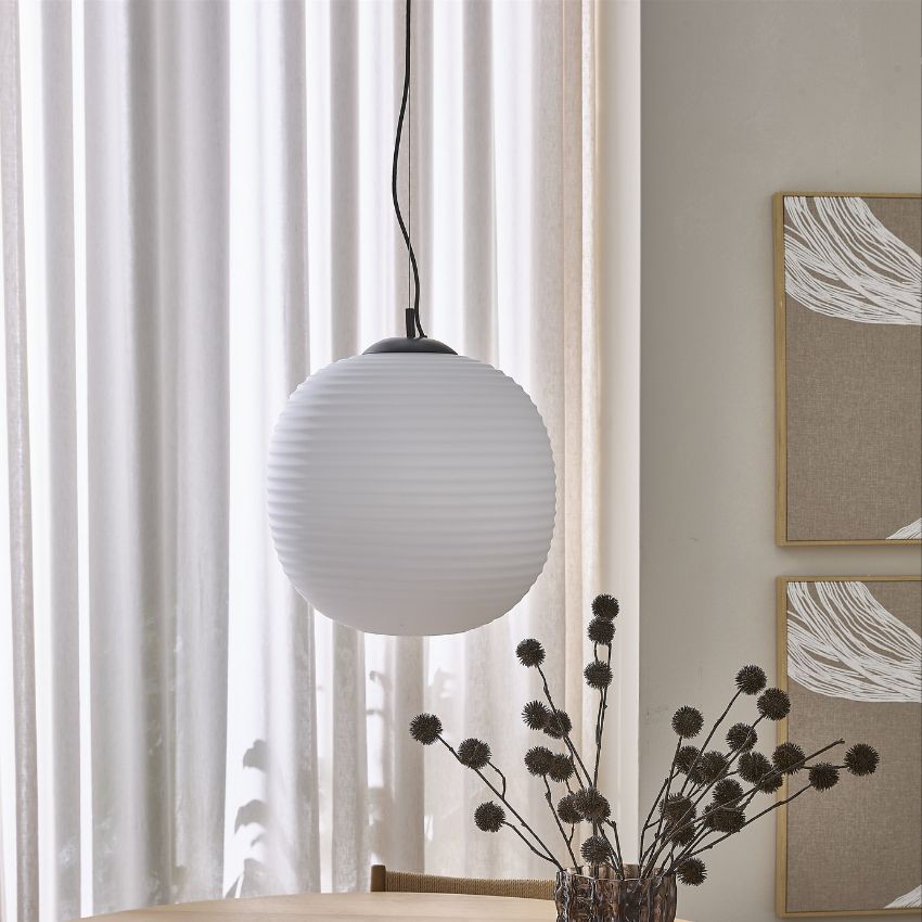 Klotformad taklampa i vitt hängande från taket.