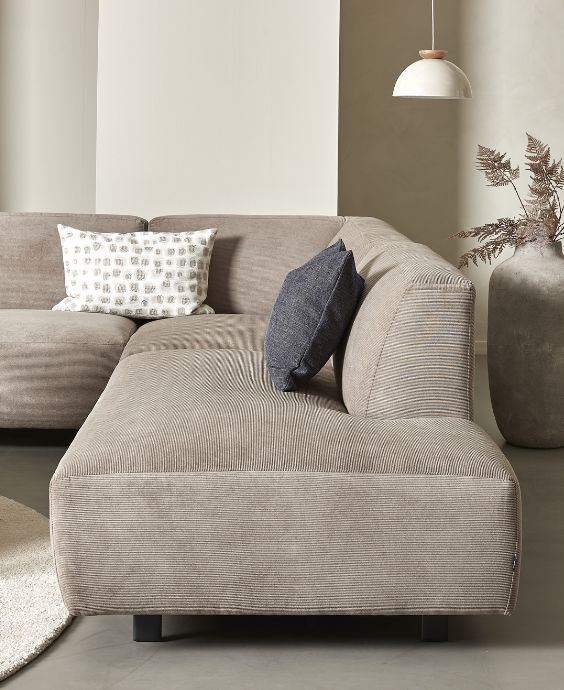 Schäslong på sandfärgad soffa