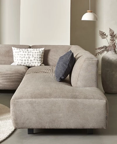 Schäslong på sandfärgad soffa