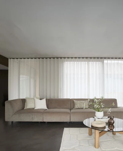 Soffa i sandfärgat tyg med open end-lösning