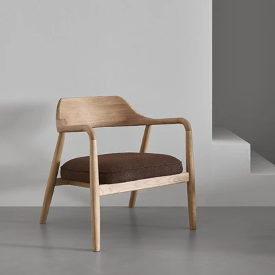 Fåtölj i trä med stoppad sits i rött