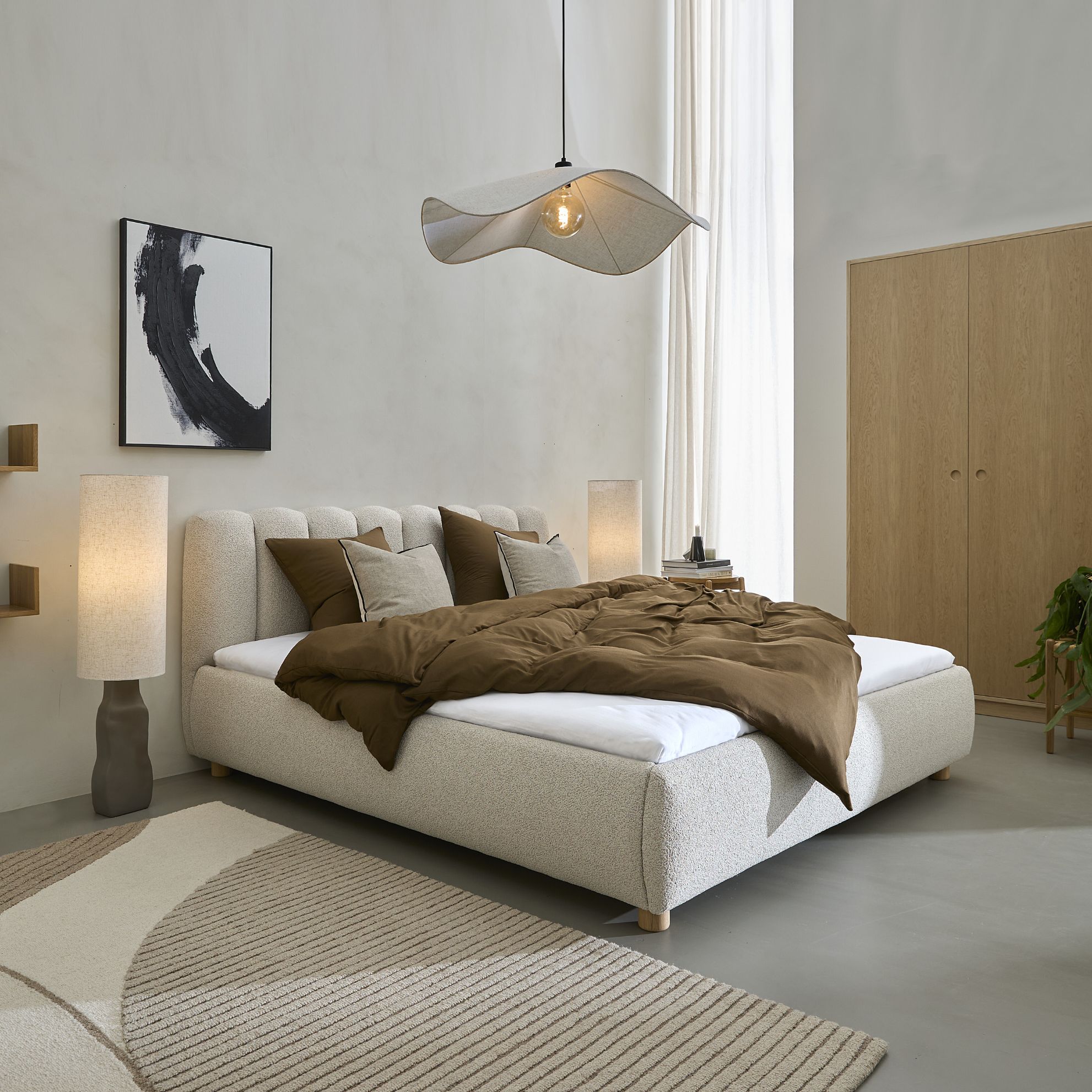 Lysgrå seng i ramme stående i minimalistisk soveværelse