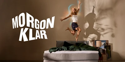 morgenklar-1535x768-glow-se.jpg Kvinna som hoppar i säng. Bredvid finns en stor logotyp med Morgonklar.