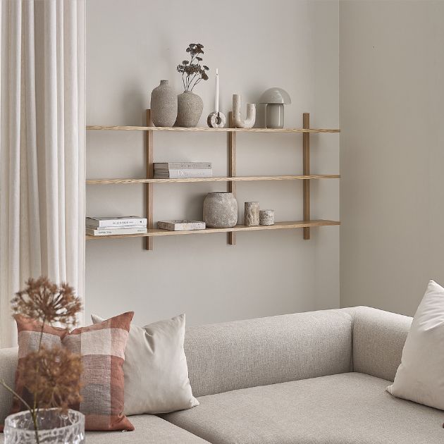 Vægreol i træ med åbne hylder