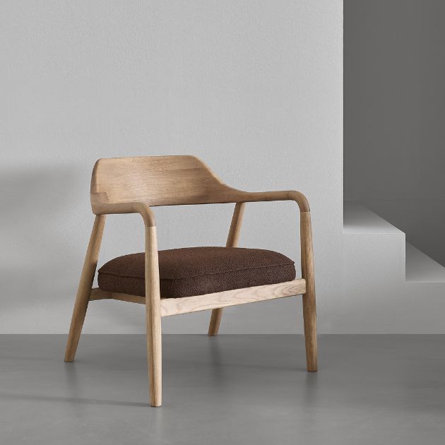 Lænestol i træ med buet ryg og sæde i rødt polster