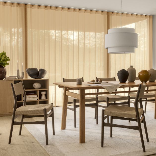 Hyggelig spisestue i lyse farver med bl.a. spisebord og stole