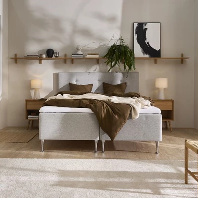 Grå säng i mysigt sovrum