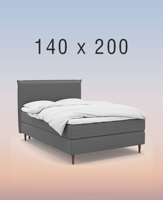 Ljusgrå kontinentalsäng i ett mysigt sovrum