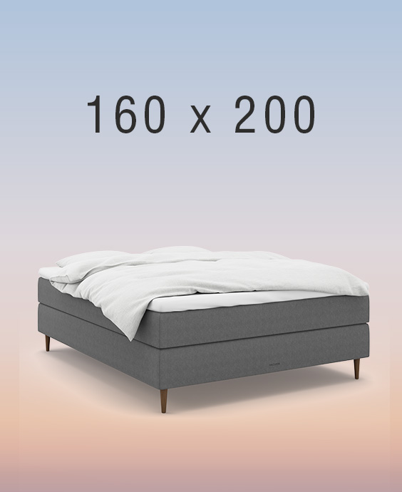 Ljusgrå kontinentalsäng i ett mysigt sovrum