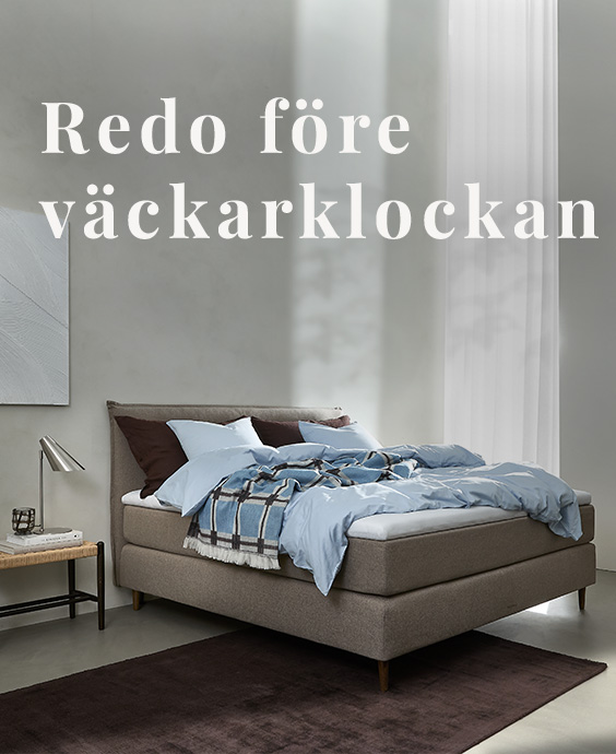 Ljusgrå kontinentalsäng i ett mysigt sovrum