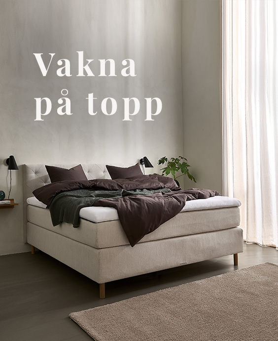 Ljus kontinentalsäng i ett mysigt sovrum i liknande färger