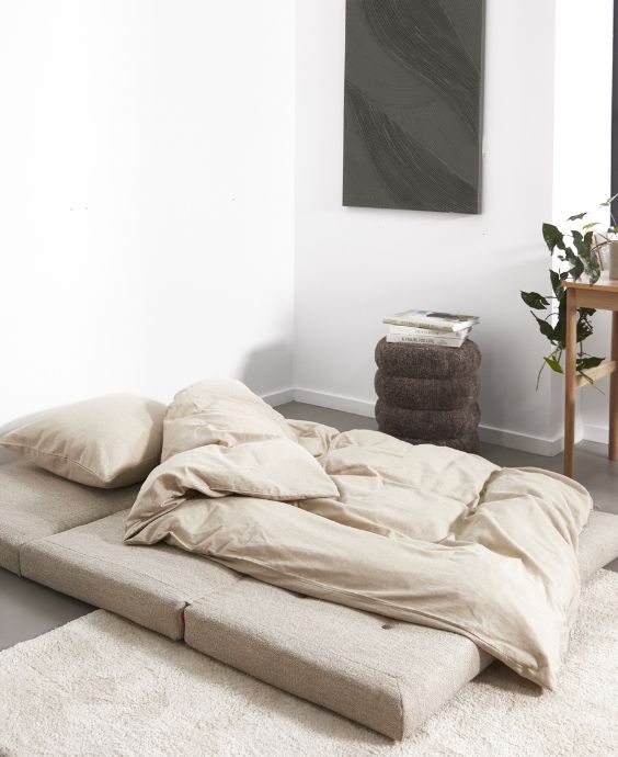 Utfälld fällmadrass med täcke ovanpå