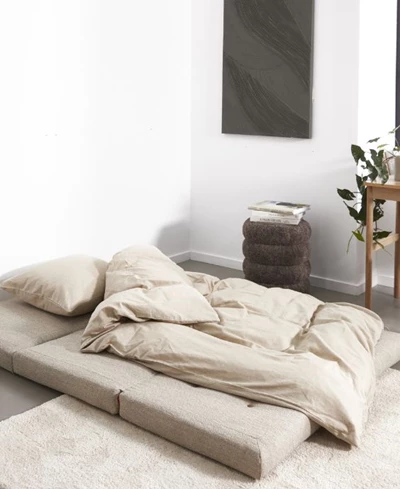 Utfälld fällmadrass med täcke ovanpå