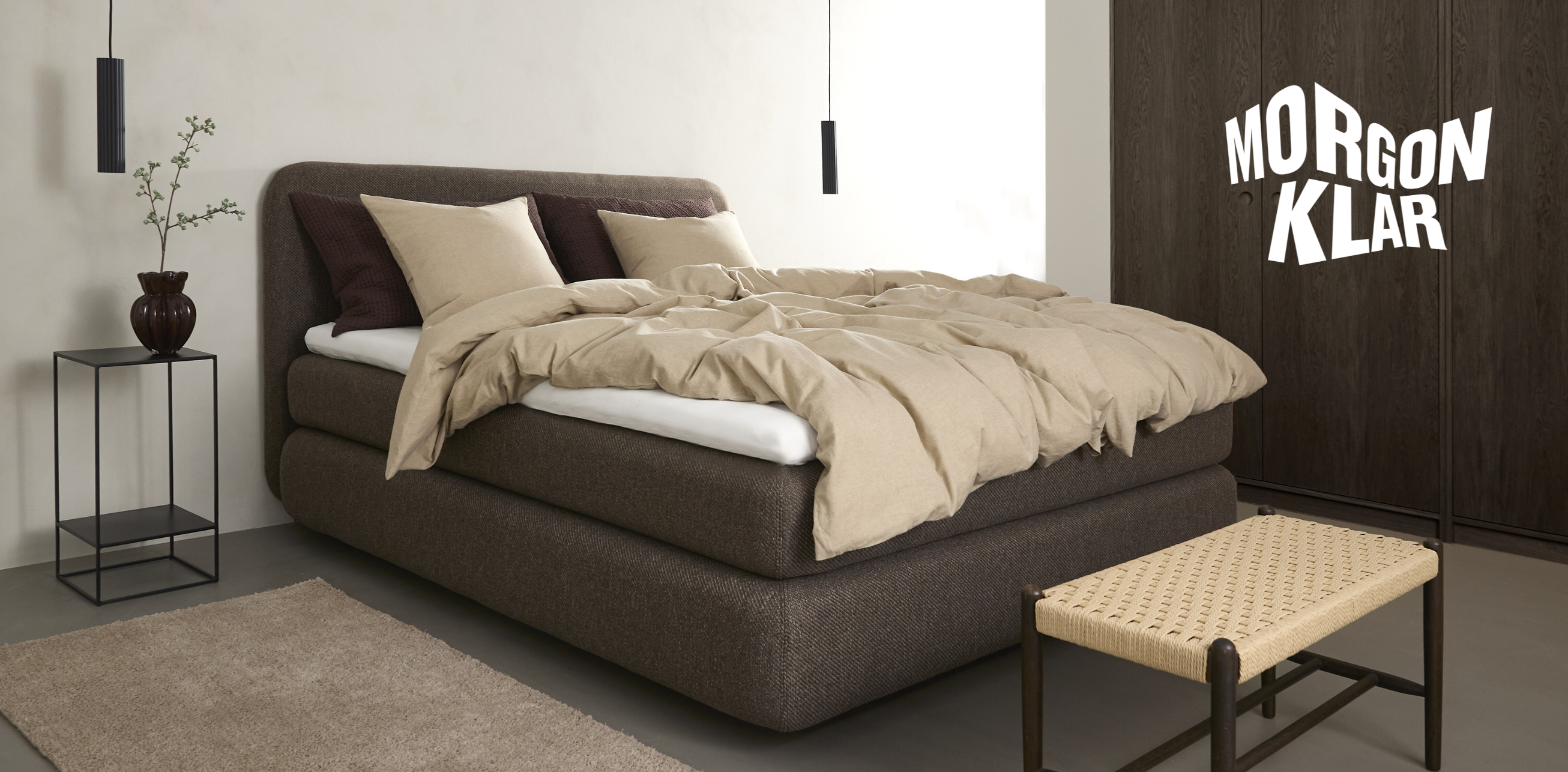 Sovrum i bruna nyanser med en kontinentalsäng i centrum