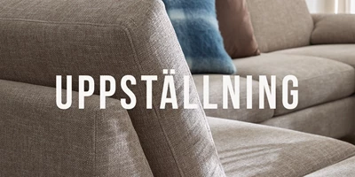 signatur-sofa-opstilling-se.jpg Närbild av en soffa i grått med texten "Uppställning"