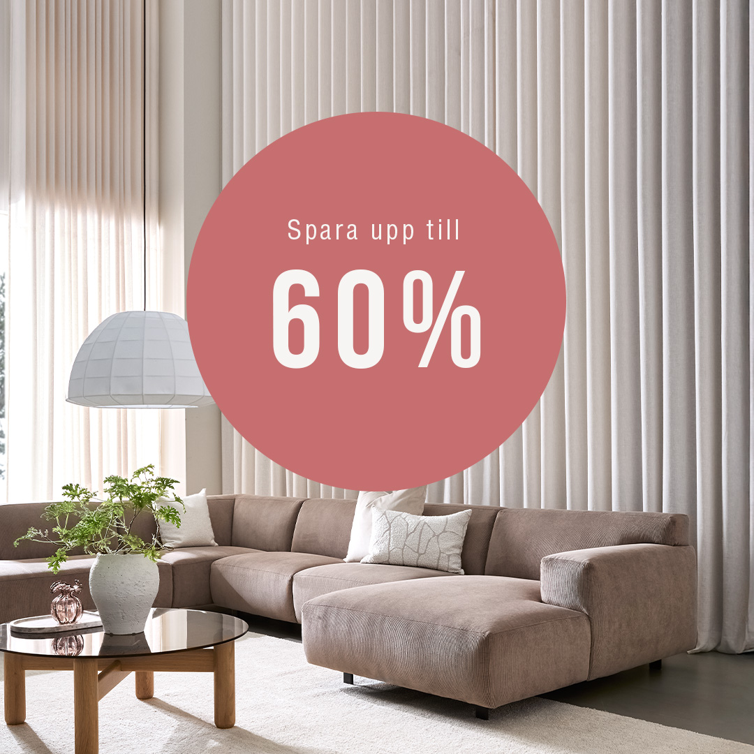 Modern vardagsrumsmiljö med beige soffa, runda bord och kampanjtext "Spara upp till 60 %".