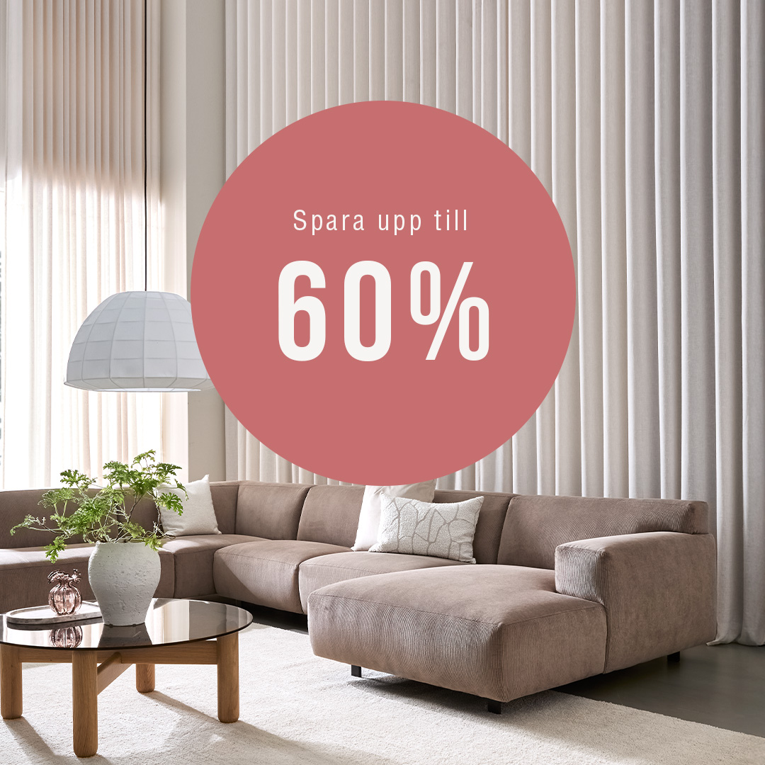 Modern vardagsrumsmiljö med beige soffa, runda bord och kampanjtext "Spara upp till 60 %".