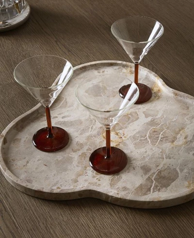 Tre drinkglas på marmorbricka.