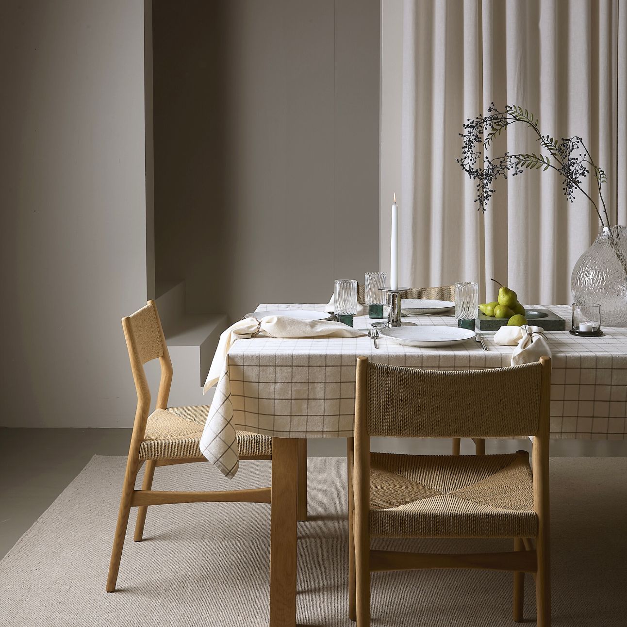 Dukat bord med rutig duk.