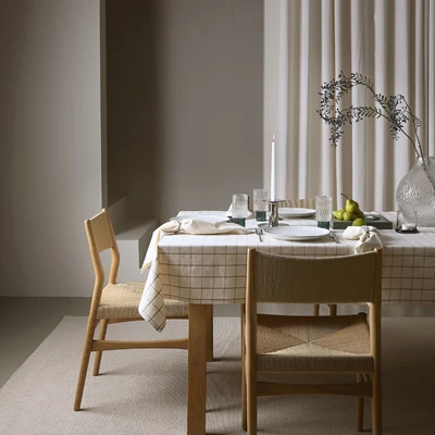 Dukat bord med rutig duk.