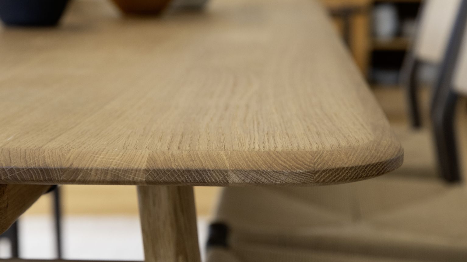 Närbild av träbord.