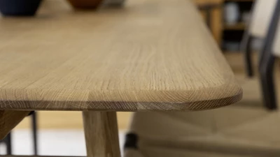 Design uden navn - 2025-10-08T144157.059.jpg Närbild av träbord.