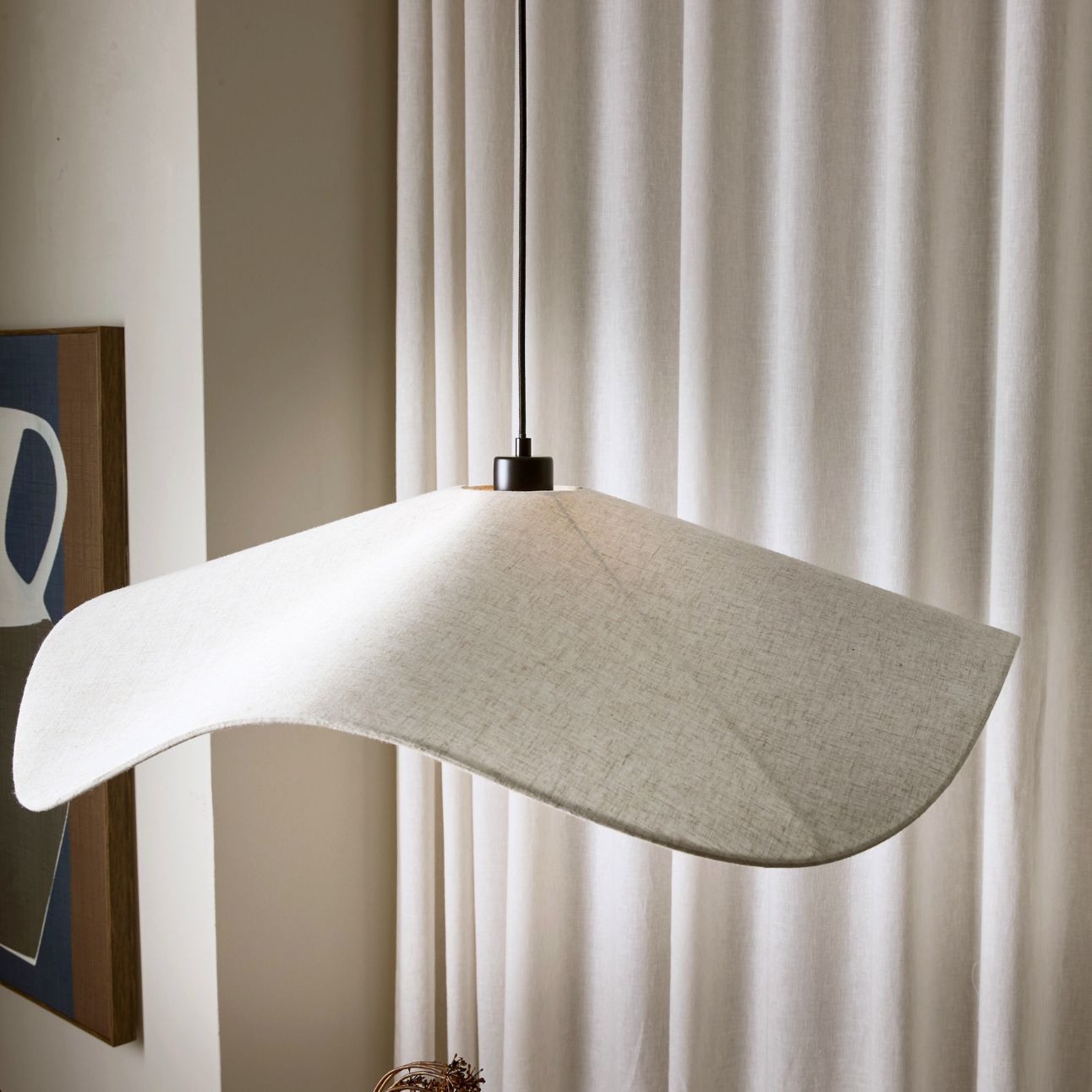 Organiskt formad pendel i vitt.