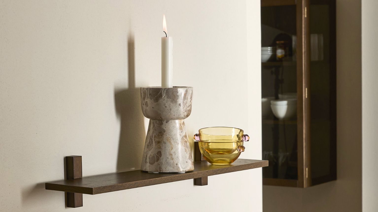 Marmorljustake på hylla.