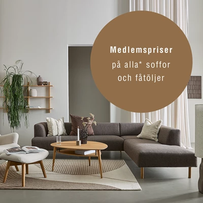Modernt vardagsrum med brun hörnsoffa, träbord och beige fåtölj på en ljus matta.