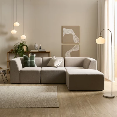 Mysigt vardagsrum med en grå modulsoffa i centrum.