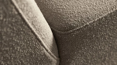 Närbild av grått tyg på soffa.