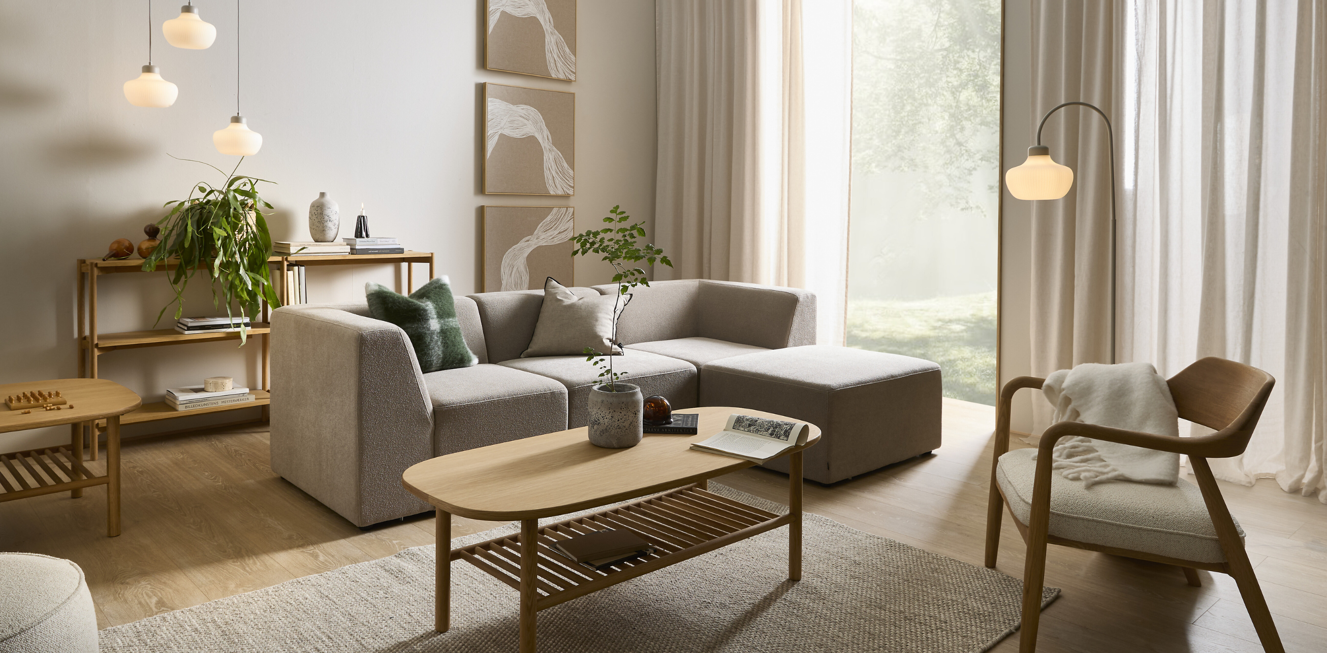 Mysigt vardagsrum i ljusa färger.