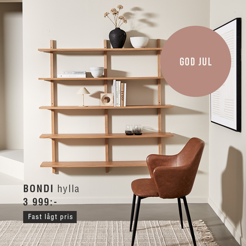 Trähylla på vägg.