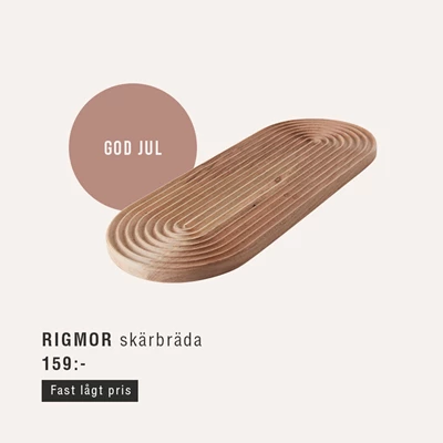 Avlång skärbräda med rillor mot beige bakgrund.