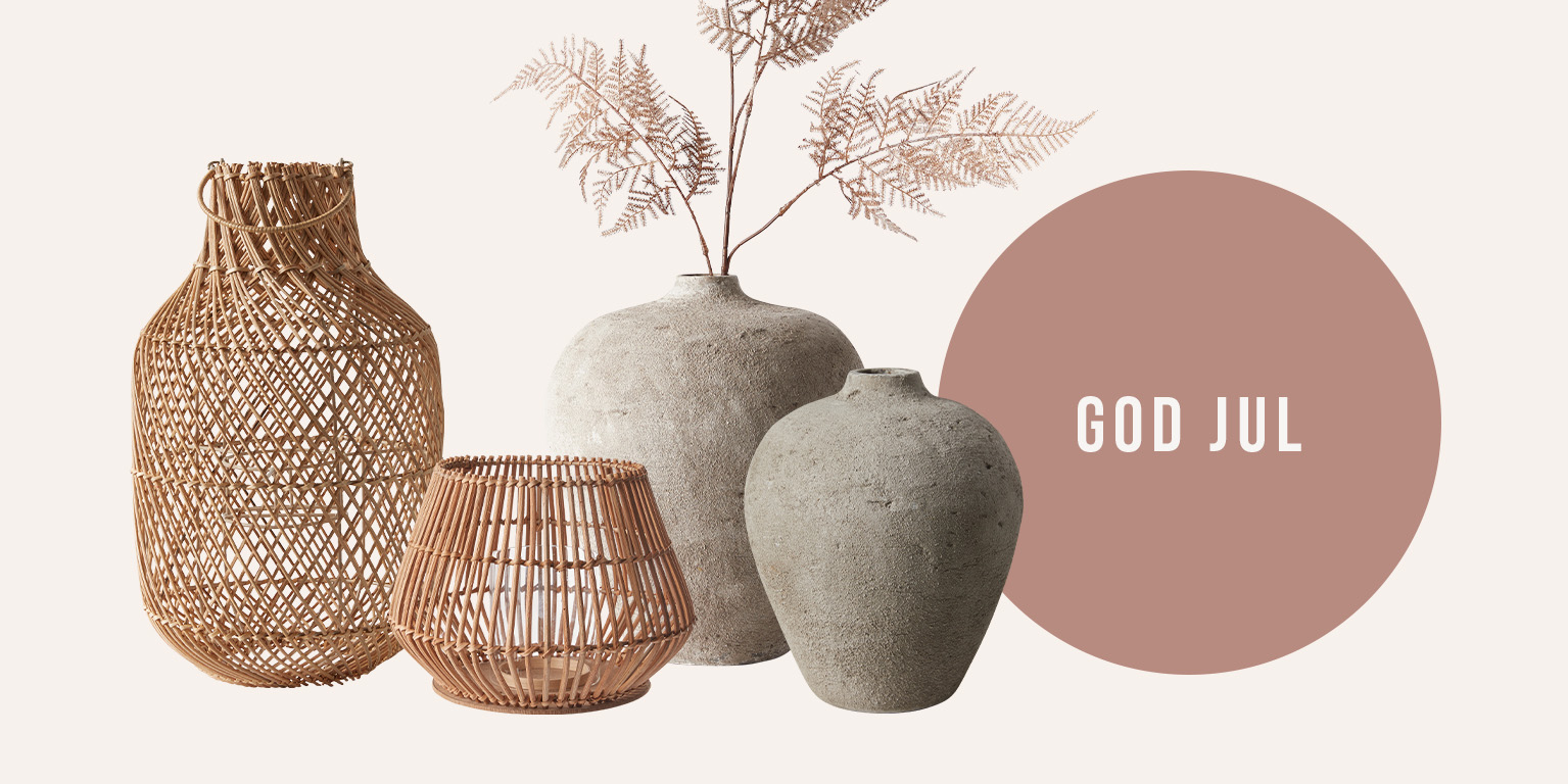 Lanterner og vaser på beige baggrund