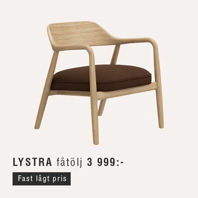 Fåtölj med träram och rödklädd sits.