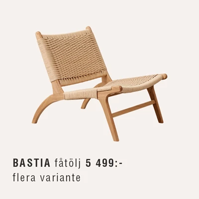 Fåtölj med träram och flätad sits och rygg.