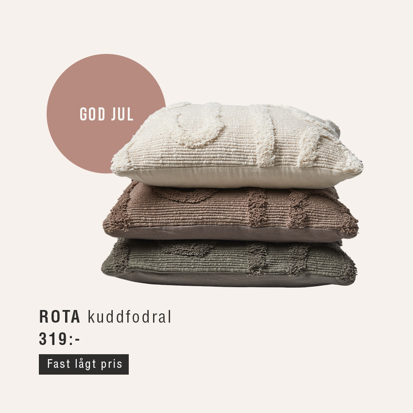 Tre kuddar i olika färger liggande ovanpå varandra mot beige bakgrund.