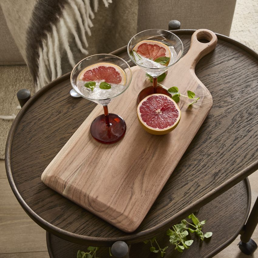 Skärbräda i trä med drinkglas ovanpå