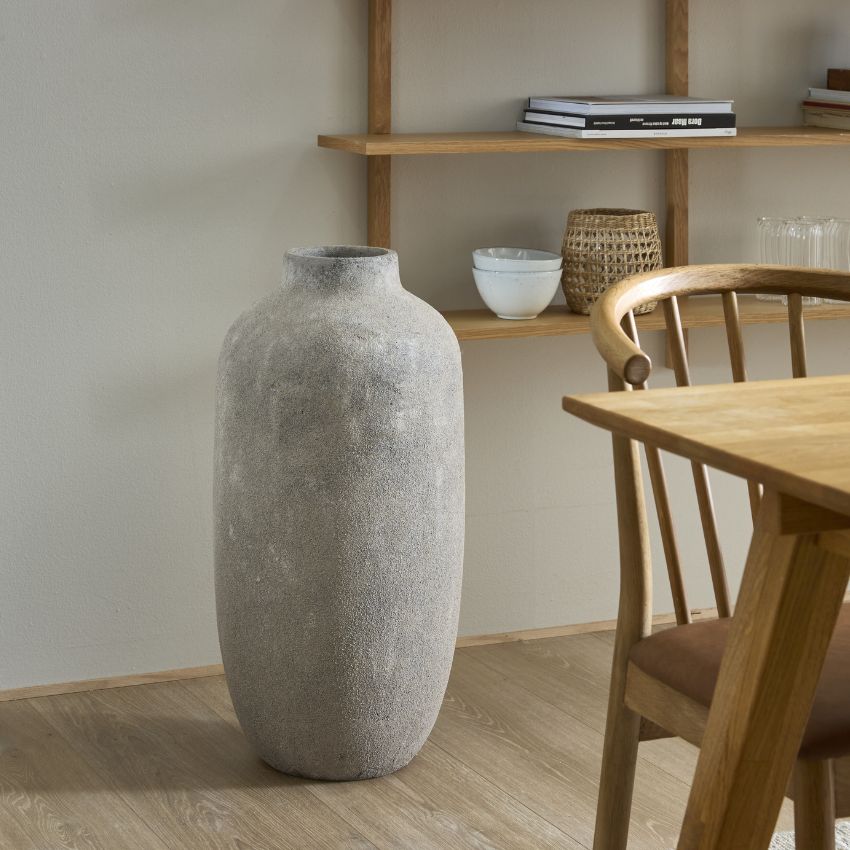 Stenvas i grått stående på golvet