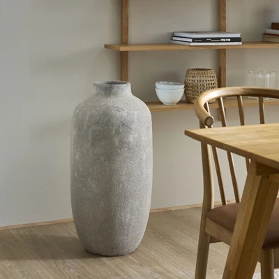 Stenvas i grått stående på golvet