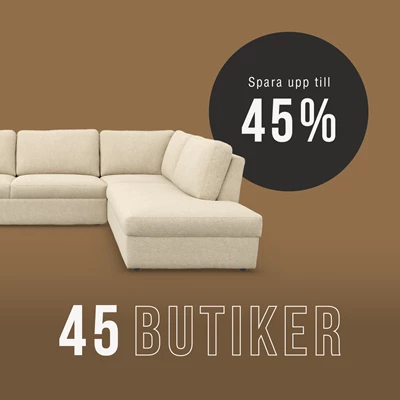 Beige hörnsoffa med schäslong på brun bakgrund som visar upp till 45 % rabatt hos Bolighuse.