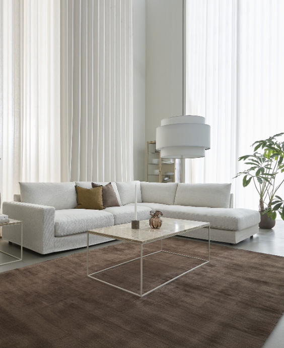 Vit hörnsoffa i ett mysigt vardagsrum