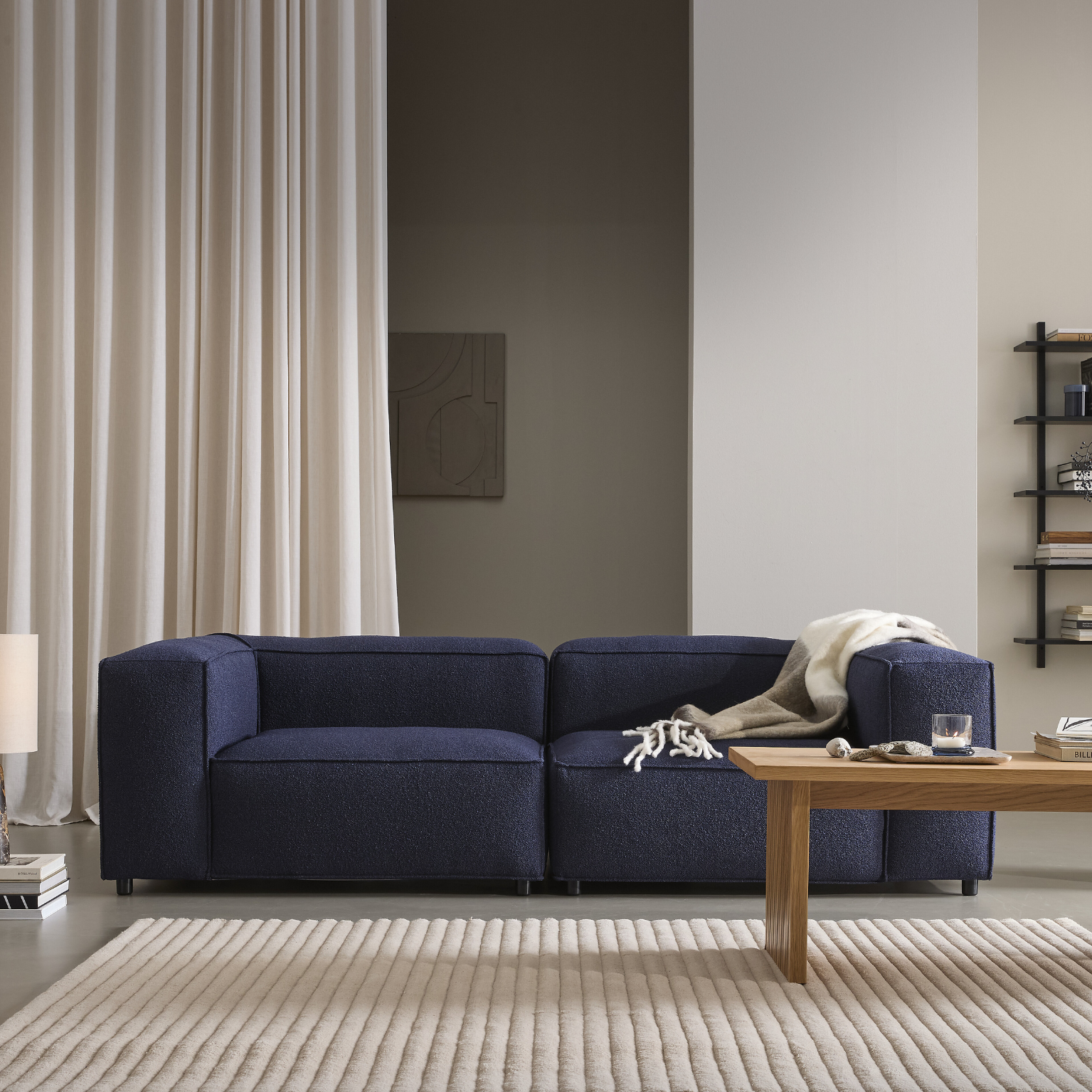 Blå modulsofa i minimalistisk stue